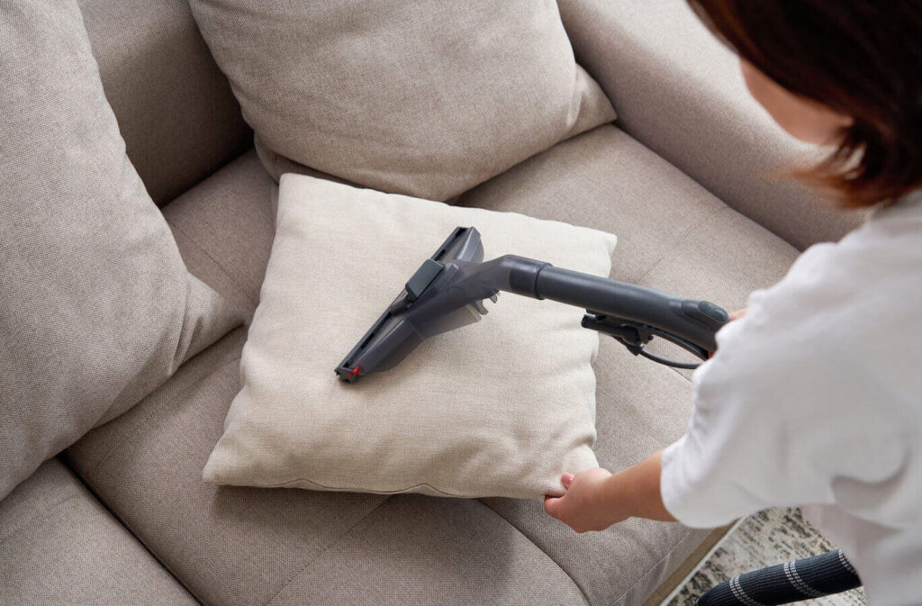 How to Steam Clean a Sofa插图