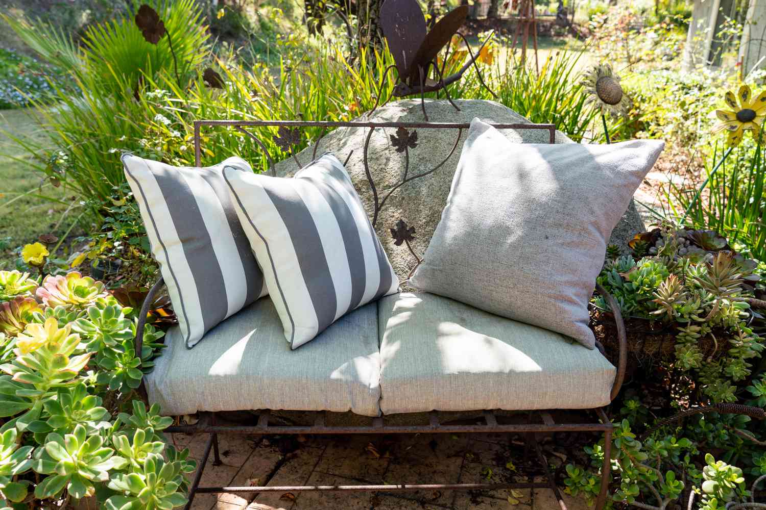 A Guide to Washing Your Patio Cushions Like a Pro缩略图