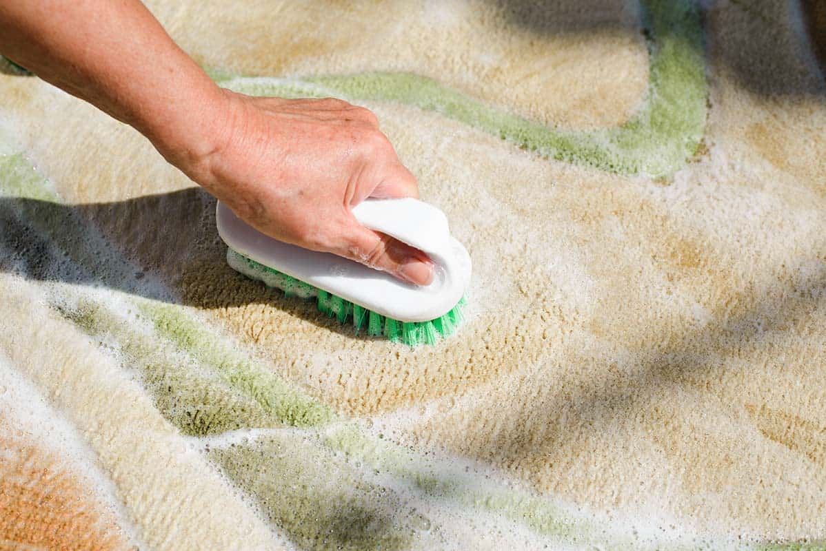 Effective Methods for Removing Oil Stains from Carpets插图4