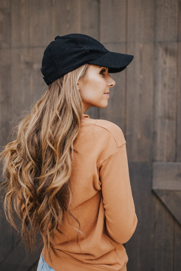 Long Hair, No Problem: Stylish Ways to Wear a Baseball Cap插图4